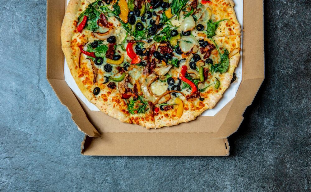 Pizza dans une boîte en carton pour la restauration