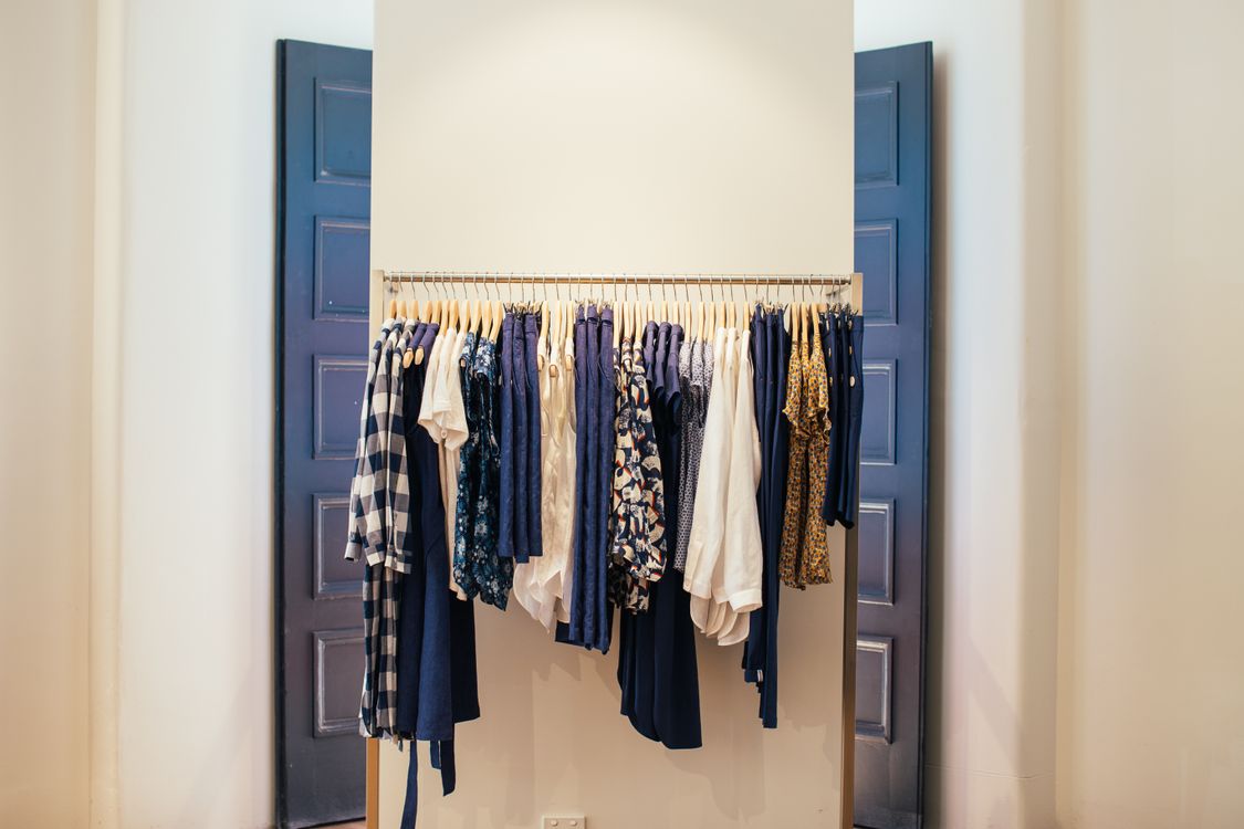 Vêtements suspendus sur une tringle, prêts à être transférés dans une boîte garde-robe